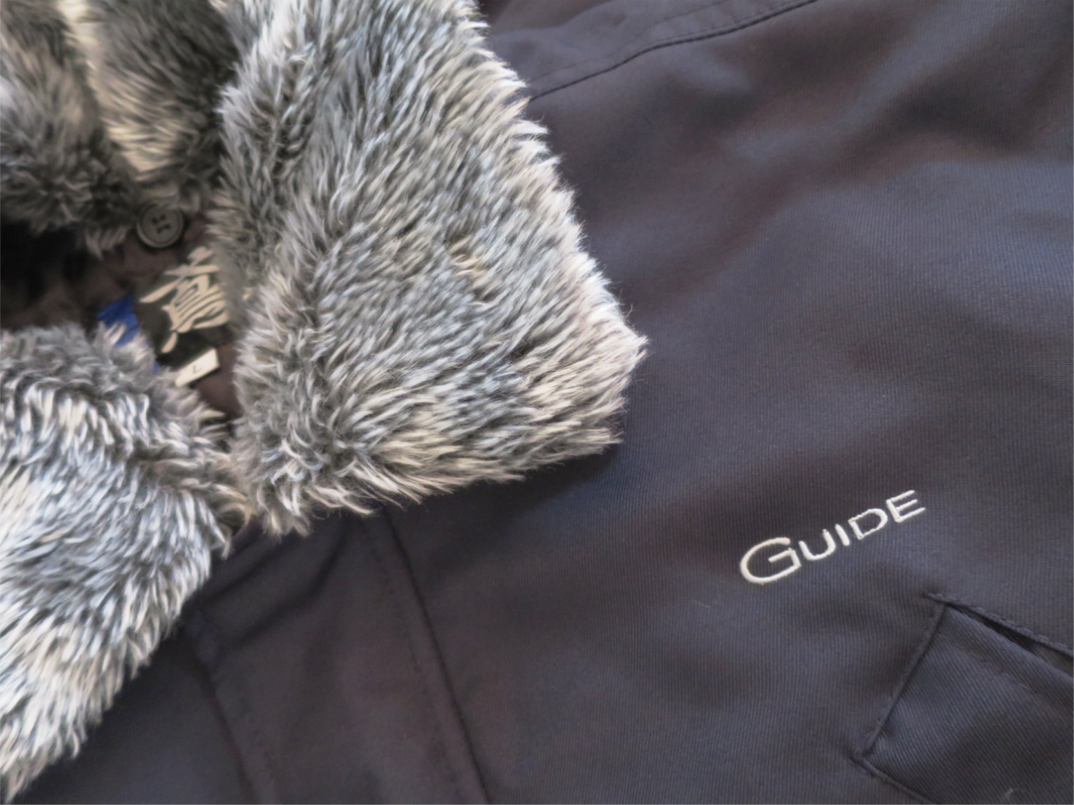 作業用防寒着の胸部分にロゴ刺繍を施した企業向けユニフォーム