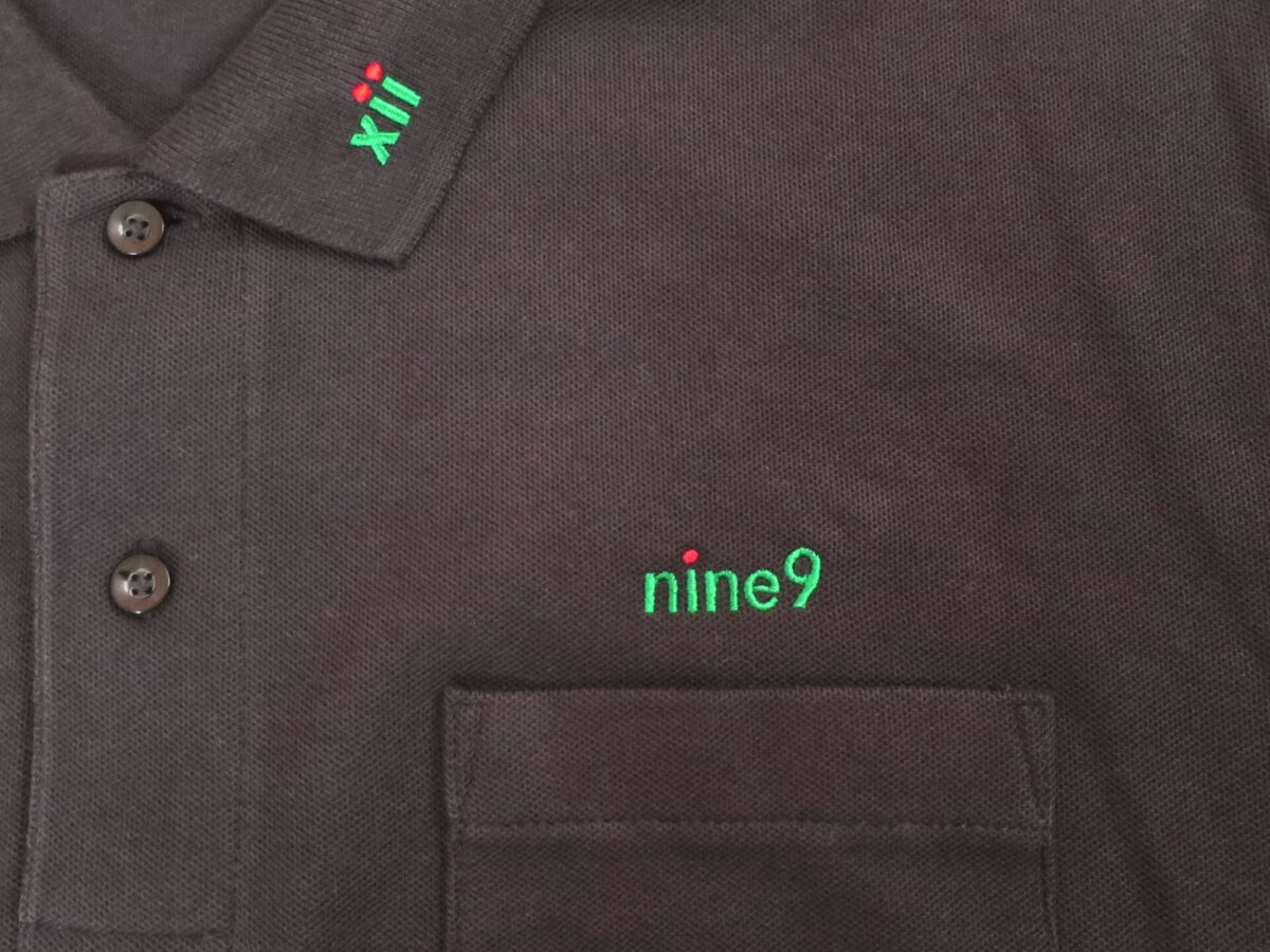 企業ユニフォーム用ポロシャツの襟刺繍と胸ロゴ刺繍の加工事例