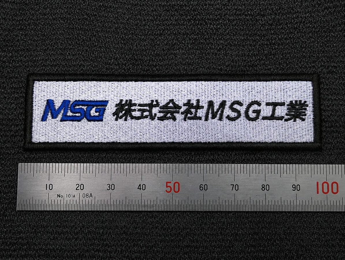 ユニクロ持ち込みパーカー胸元に施した銀糸ロゴ刺繍｜企業ロゴ刺繍・オリジナル刺繍加工事例