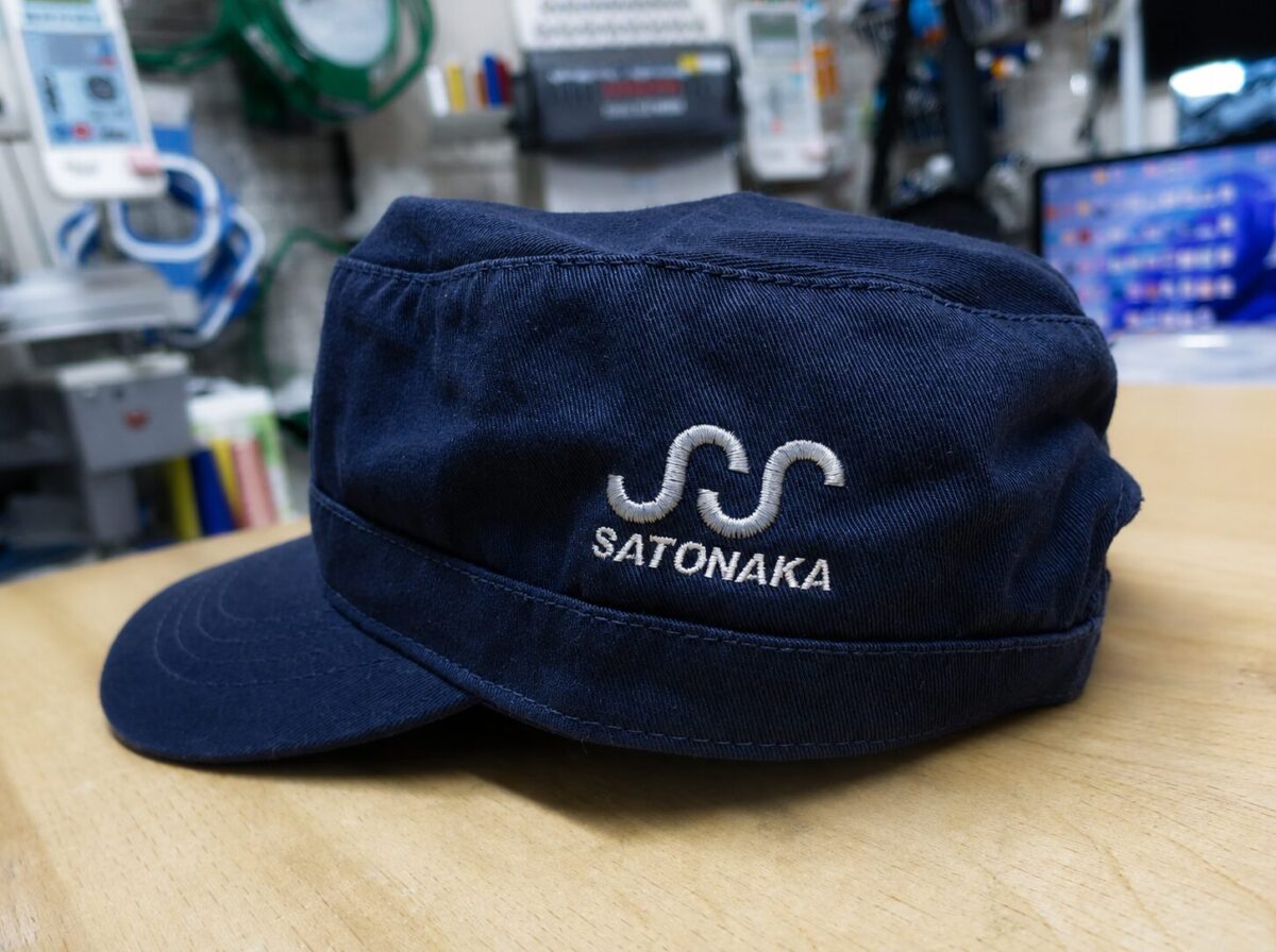 作業キャップ正面に施した里中製作所様のロゴ刺繍