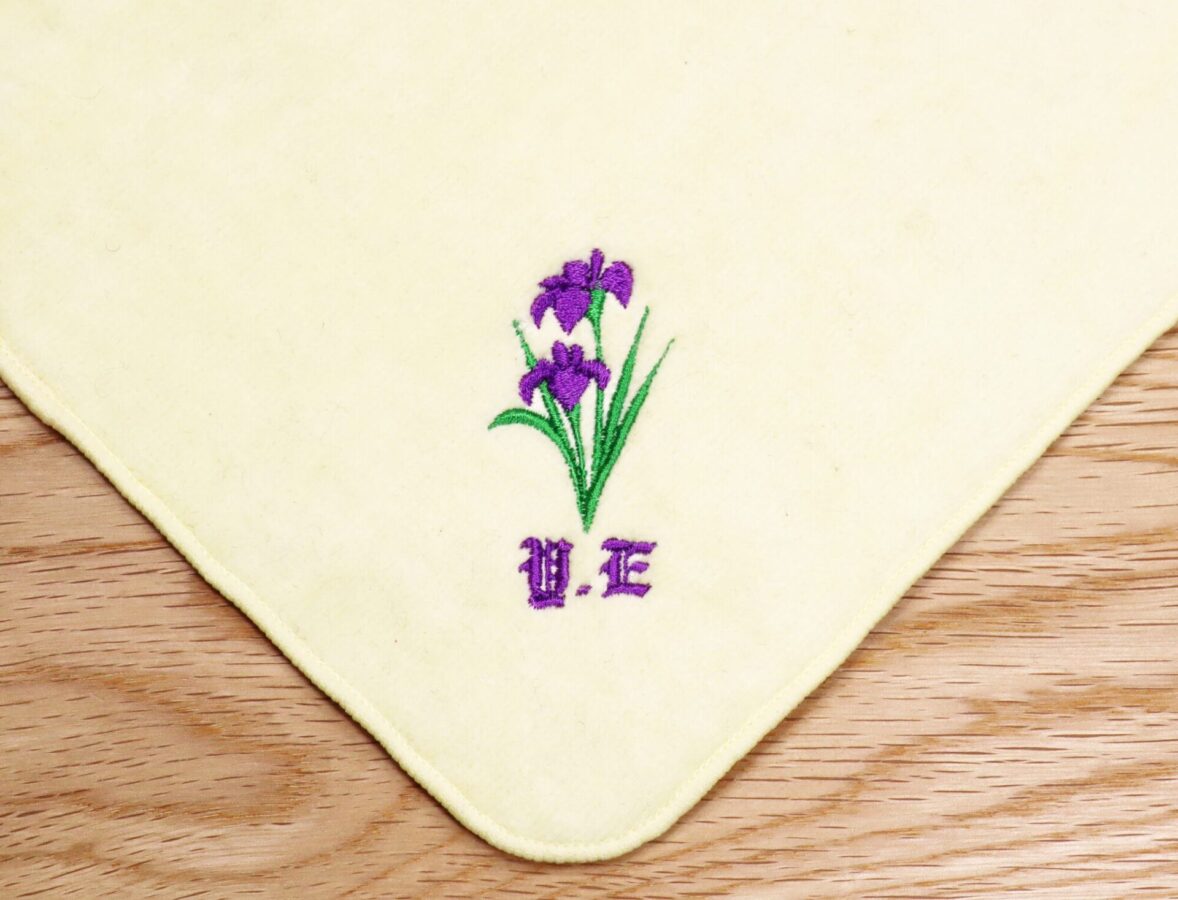 あやめとイニシャル刺繍入今治ハンドタオル