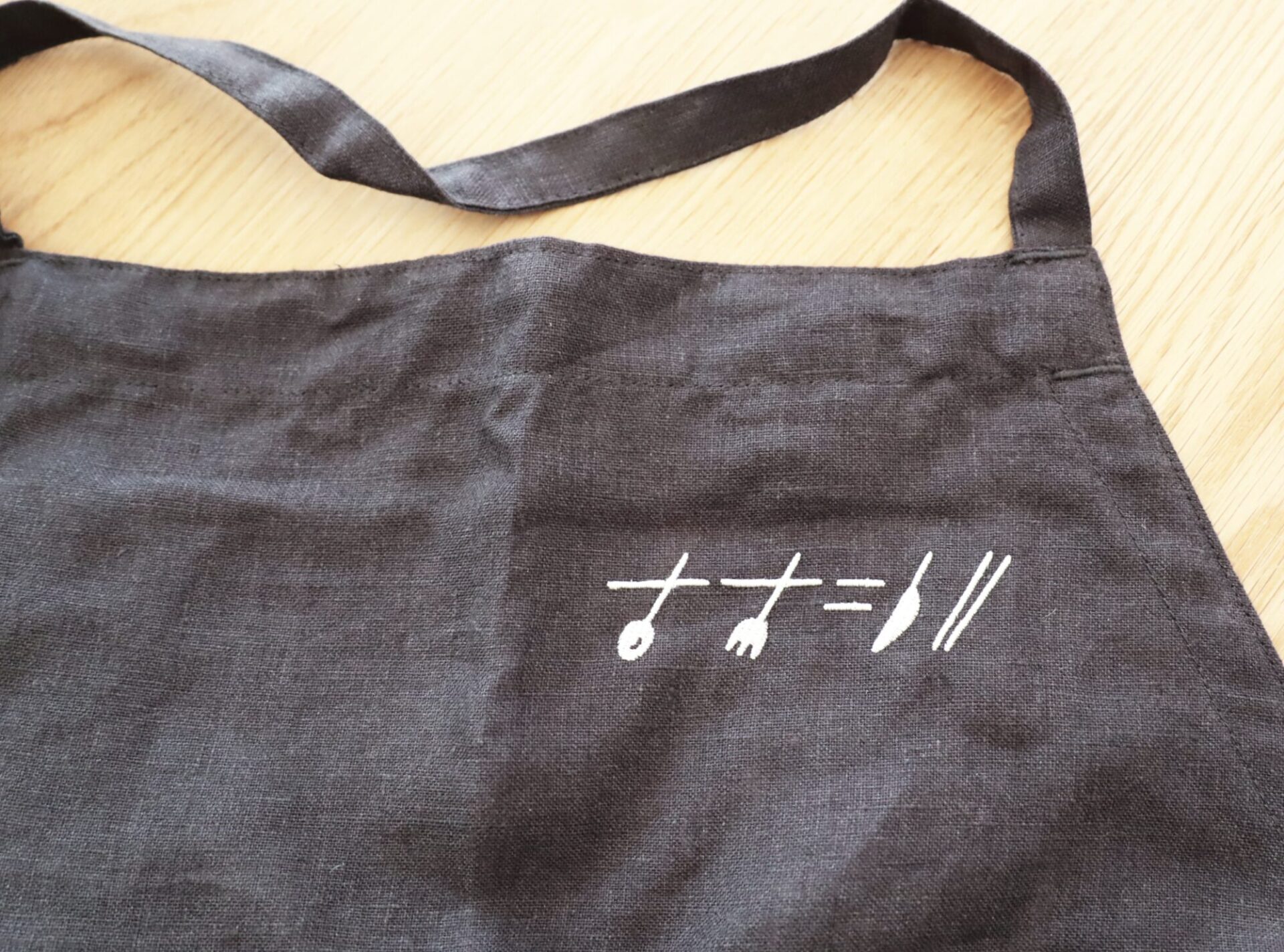 エプロンへオリジナル刺繍