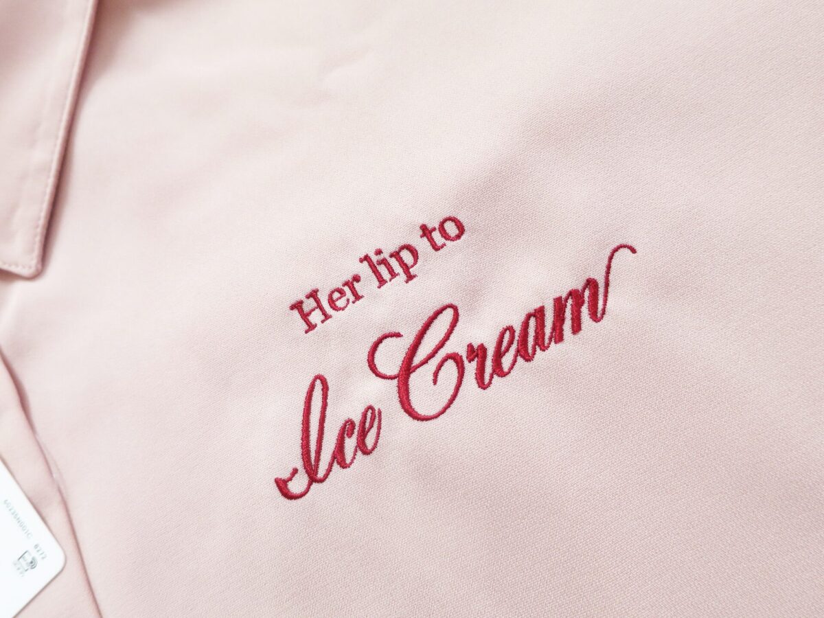ユニフォームへの会社名刺繍