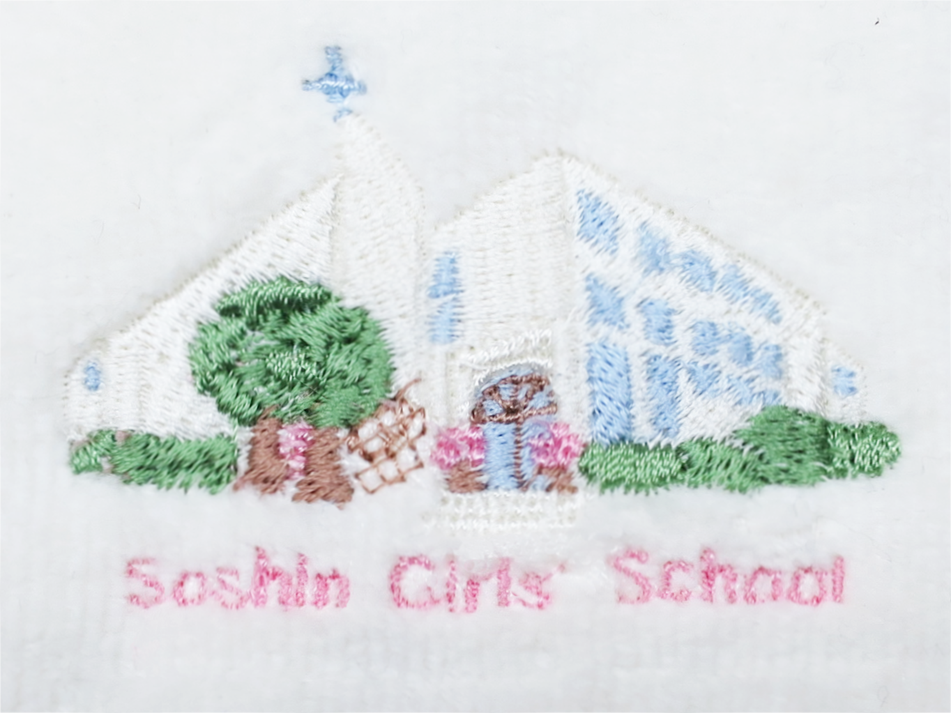 校舎を描いた刺繍の技術解説