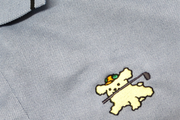 ポロシャツにキャラクター刺繍