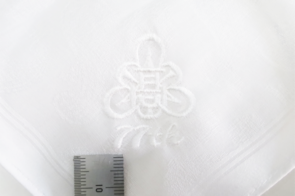 白いハンカチへの校章刺繍