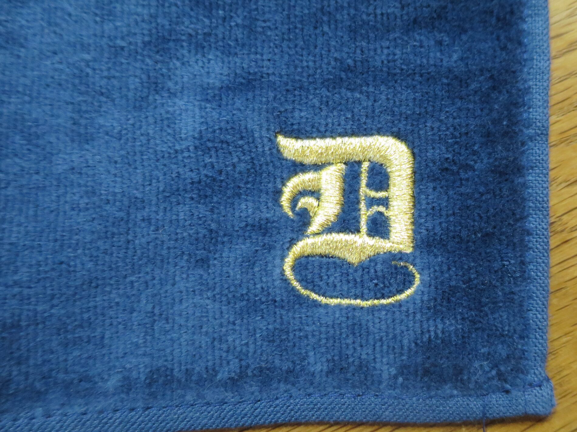 豪華な金糸で入れる校章刺繍