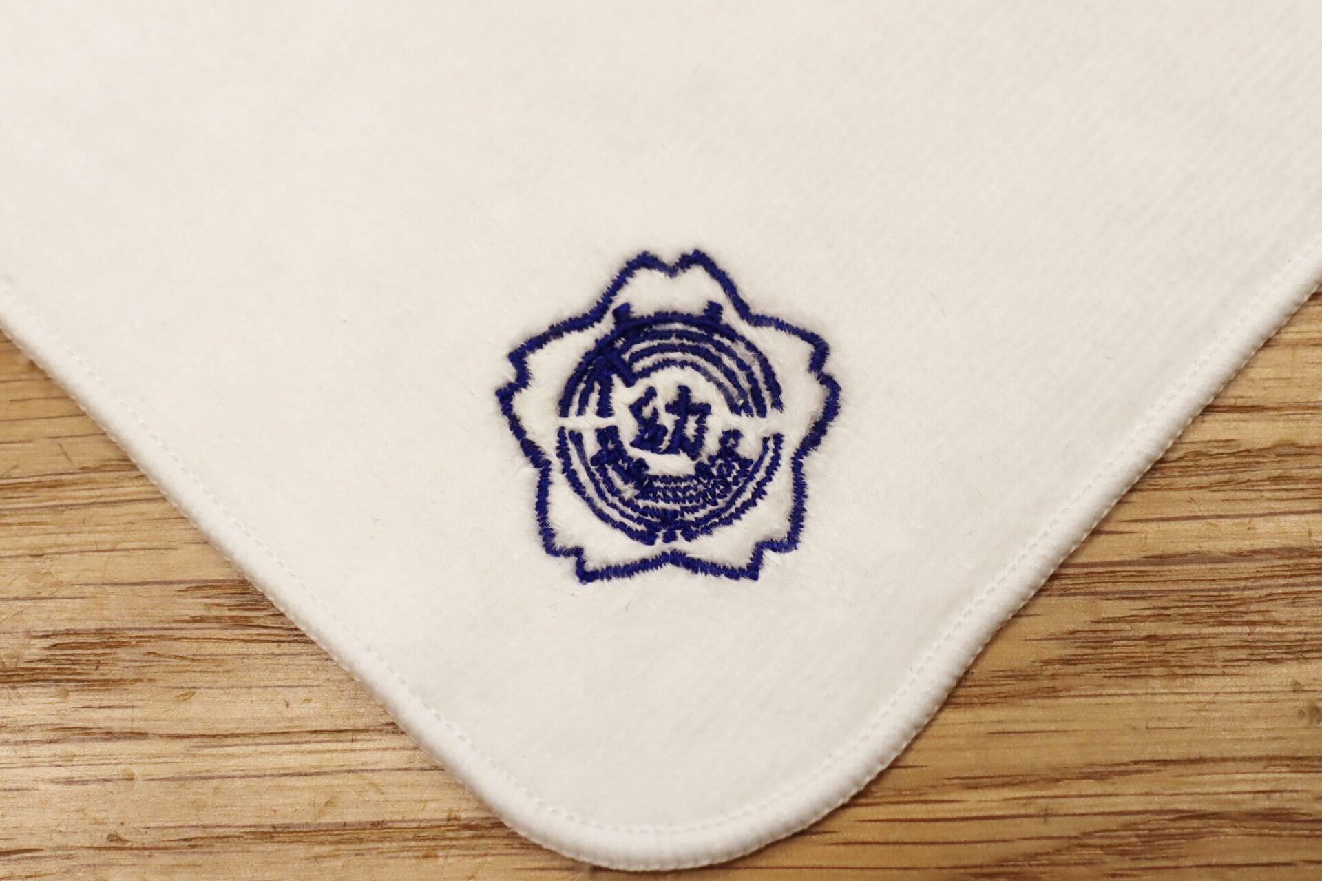 幼稚園の園章刺繍入りハンドタオル｜卒園記念品のオーダー制作