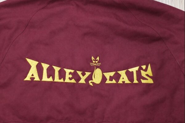 ジャンパーの背中に猫モチーフとチーム名を金糸で刺繍したチームウェア
