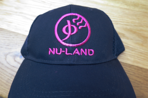 スタッフキャップへのロゴ刺繍｜温泉ヌーランド様 ユニフォーム刺繍の制作実績（大田区）