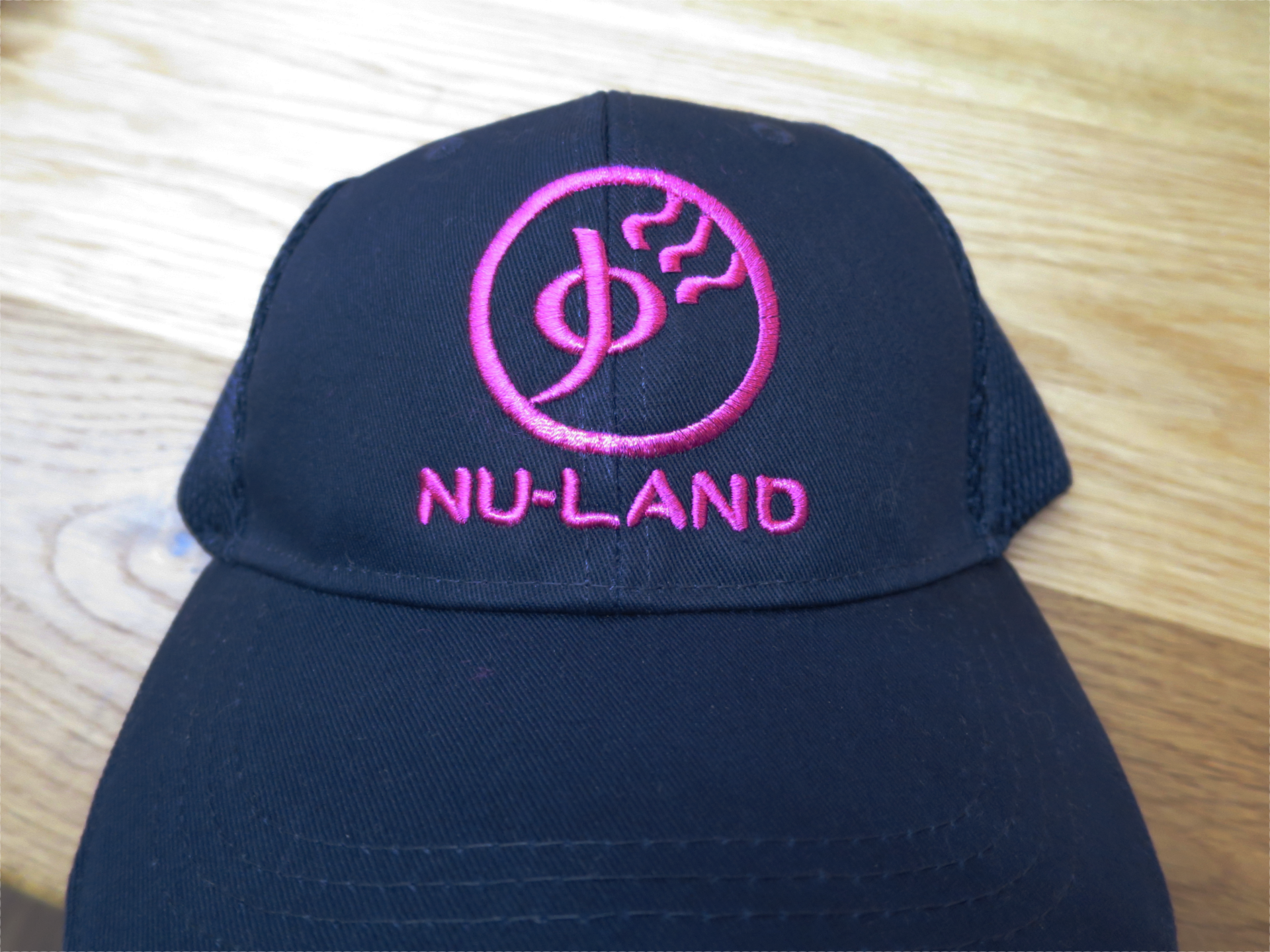 スタッフキャップへのロゴ刺繍｜温泉ヌーランド様 ユニフォーム刺繍の制作実績（大田区）