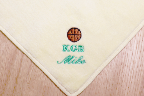 卒団記念として制作したハンドタオルへの名入れ刺繍。バスケットボールと名前の刺繍入り
