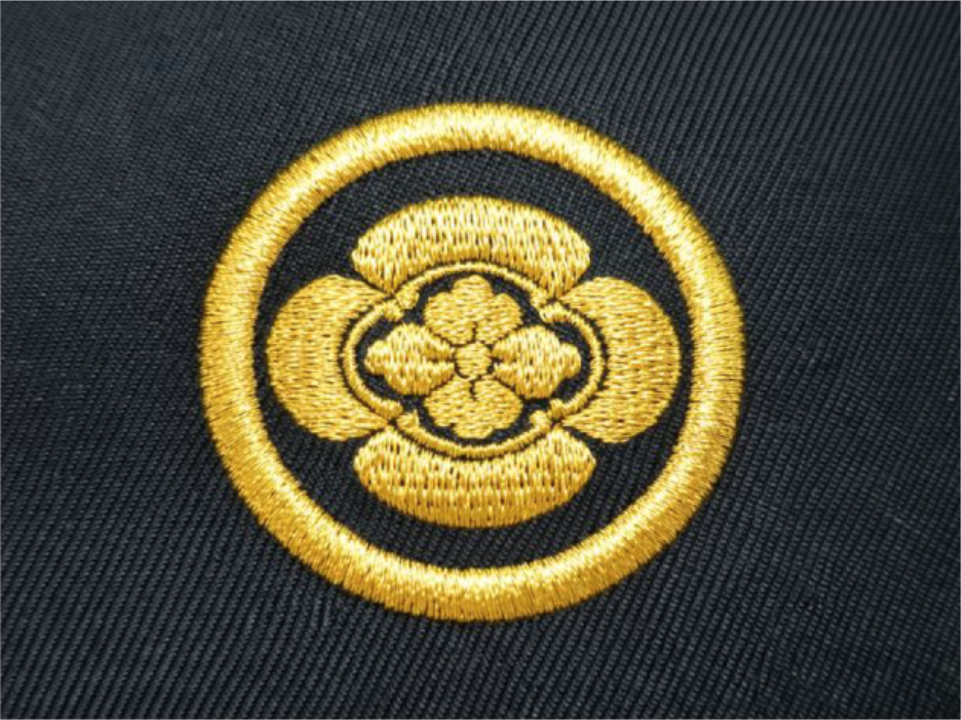 家紋刺繍｜金糸による円形家紋の高級刺繍加工