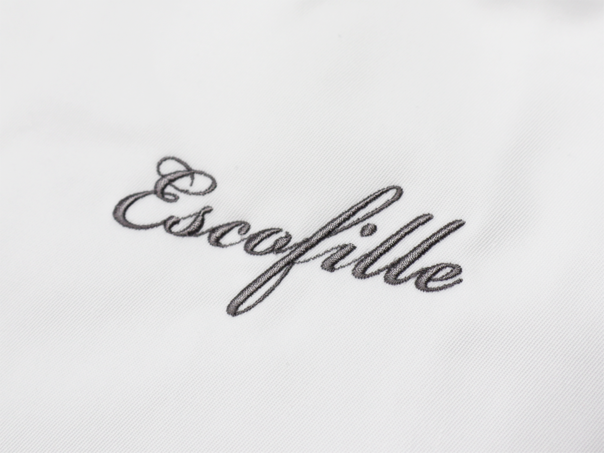 コックコートへのネーム刺繍制作|飲食店ユニフォーム向け名入れ刺繍の実績