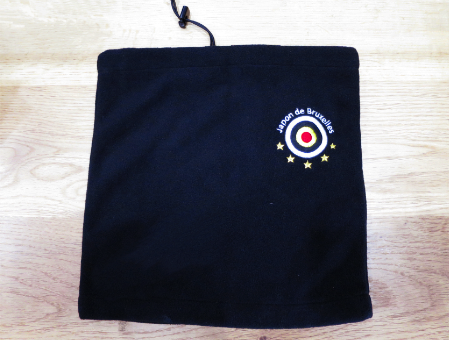 ネックウォーマーへのロゴ刺繍|オリジナル防寒アイテム