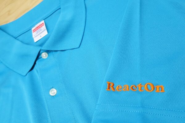 ポロシャツの袖に会社名を刺繍した企業ユニフォームの制作実績｜ロゴ刺繍入りポロシャツ