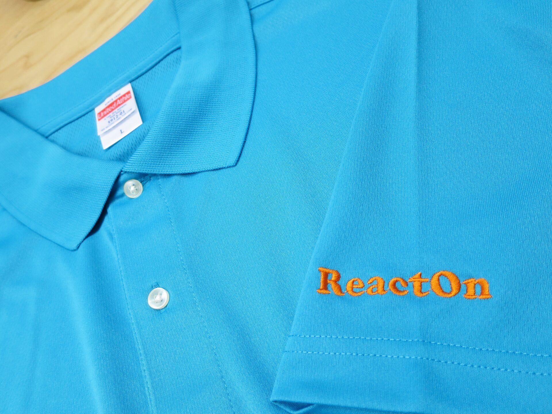 ポロシャツ袖への会社名刺繍制作|企業ユニフォーム向けロゴ刺繍の実績