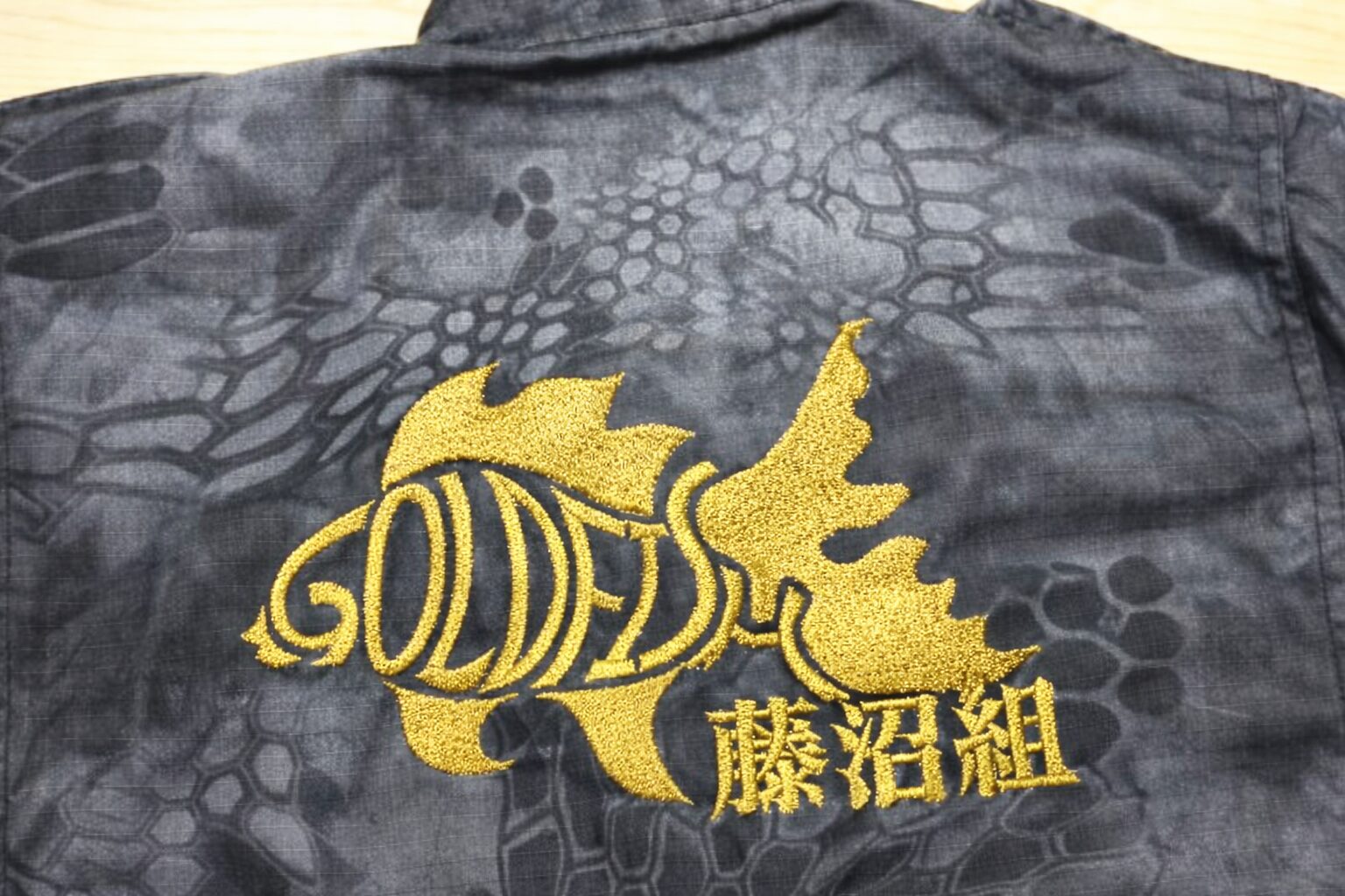 ユニフォームジャンパー・背中への刺繍｜オリジナルデザイン