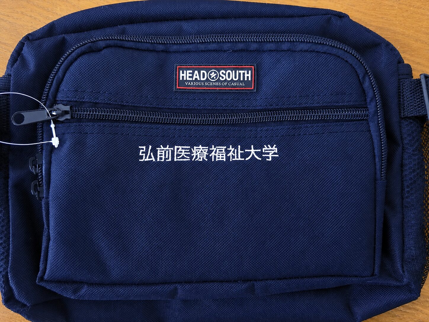 バッグ蓋への名入れ刺繍制作実績｜大学名刺繍・記念品対応