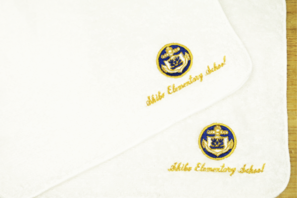 芝小学校同窓会様の記念品として制作した校章と学校名刺繍入りハンドタオル