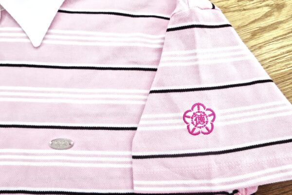 ボーダーポロシャツの背中に文字刺繍と袖にロゴ刺繍を入れた制作事例