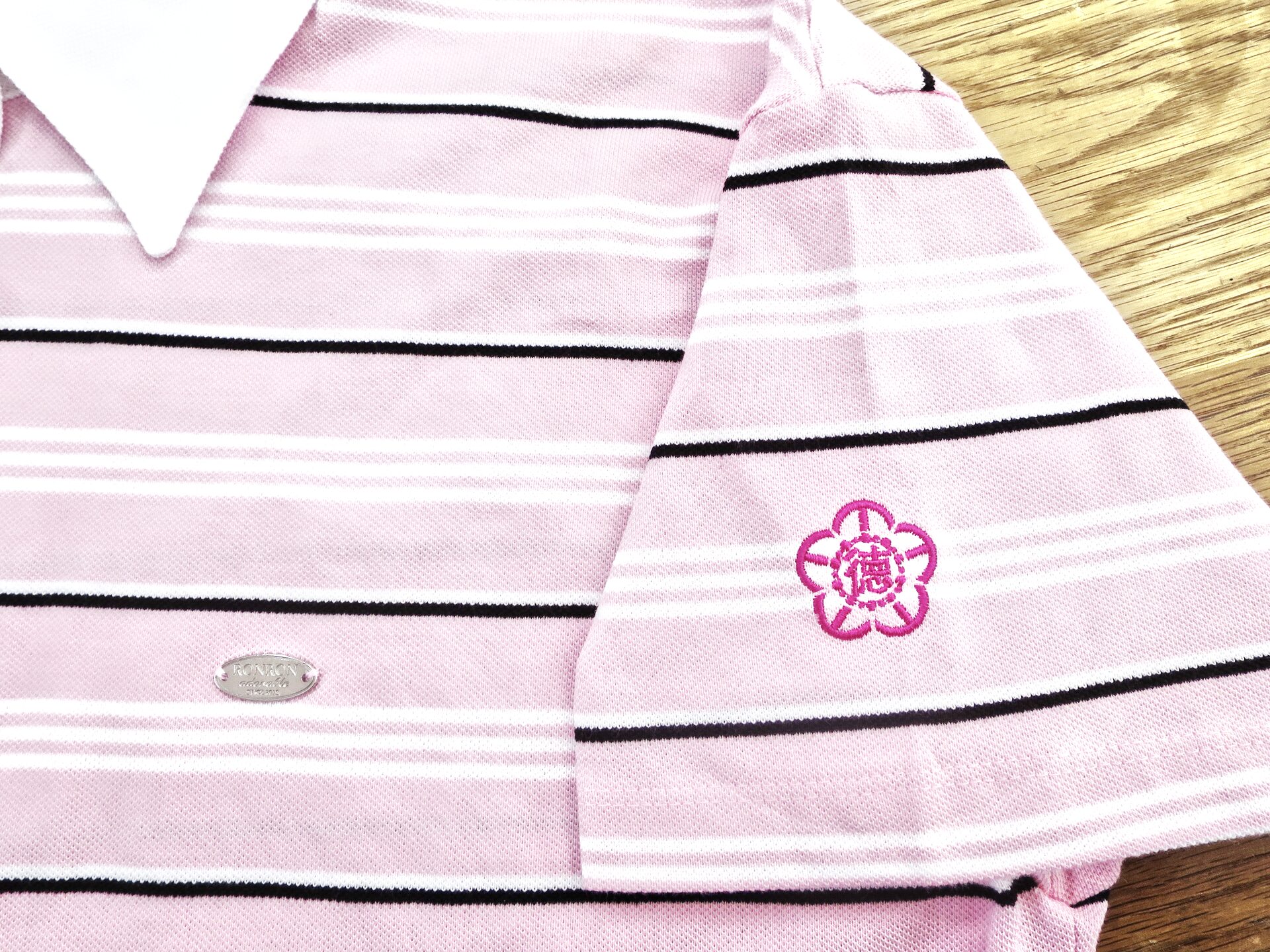 ポロシャツへの文字刺繍・袖ロゴ刺繍制作実績｜大田区徳心会・いずみえん様