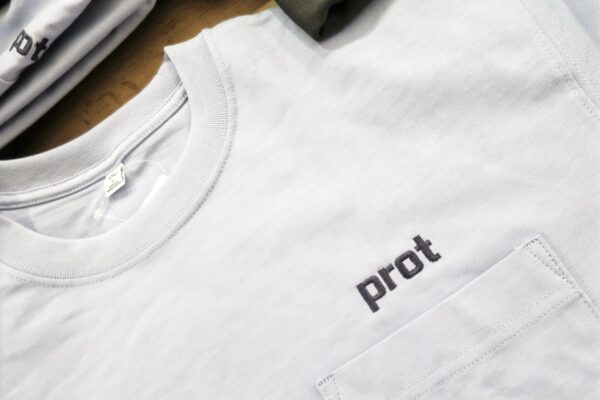 白Tシャツの胸ポケット上に文字刺繍を入れた制作事例｜ユニフォーム名入れ刺繍