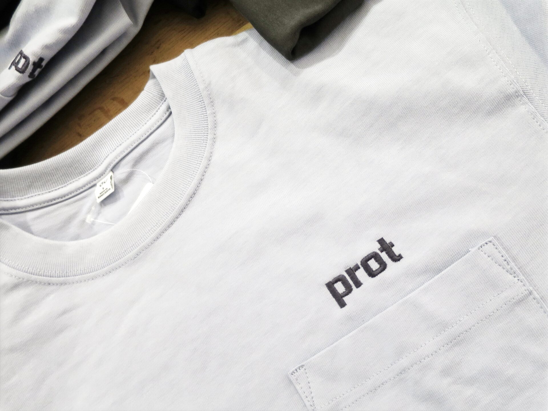 ユニフォーム名入れ加工｜Tシャツポケット上の胸ロゴ刺繍制作実績