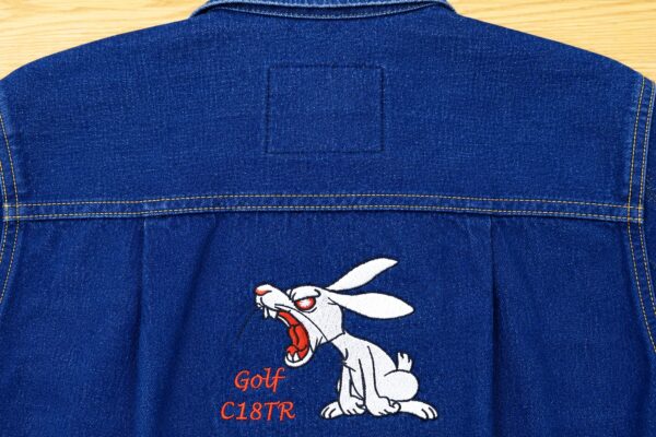 背面に白うさぎキャラクターと「Golf C18TR」を刺繍したデニムジャケットの大型背中刺繍事例