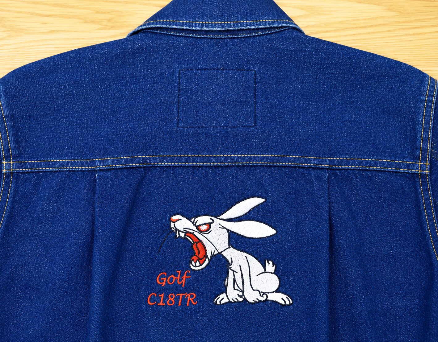 デニムジャケット背面キャラクター刺繍｜オリジナル大型ロゴ刺繍制作事例