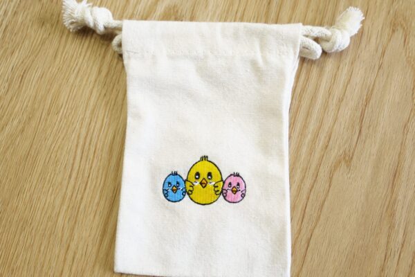 幼稚園卒園記念品として制作した、ひよこ刺繍入りオリジナル巾着袋