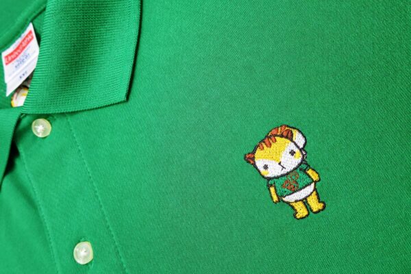 立正大学ゴルフクラブ様のポロシャツ胸元にオリジナルキャラクター刺繍を施したユニフォーム制作事例