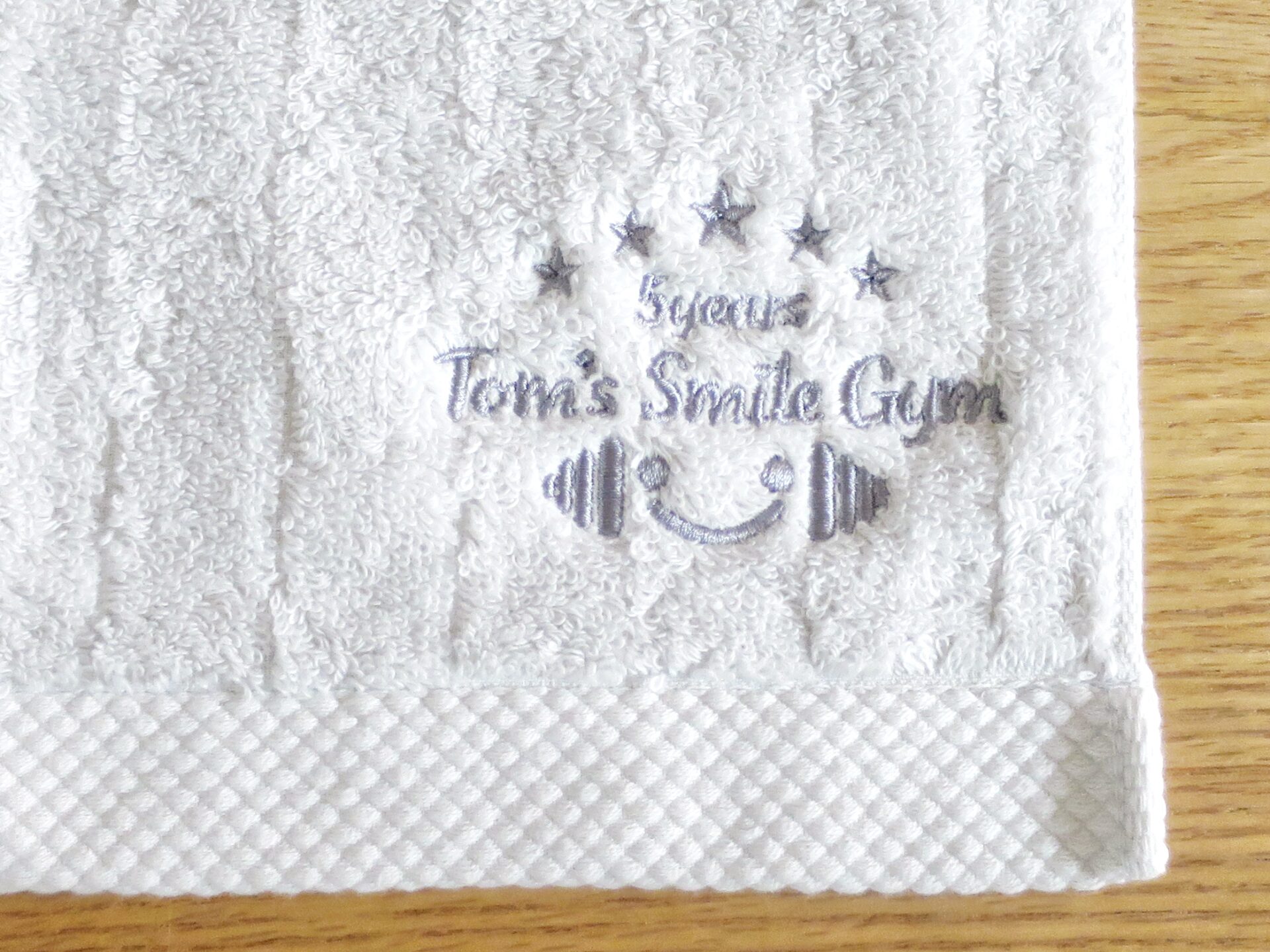 Tom's Smile Gym様|5周年記念ハンドタオル刺繍|スポーツジム向け記念品制作