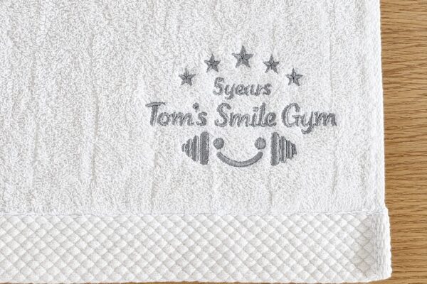 Tom's Smile Gym様の5周年記念ロゴを刺繍した今治ハンドタオル