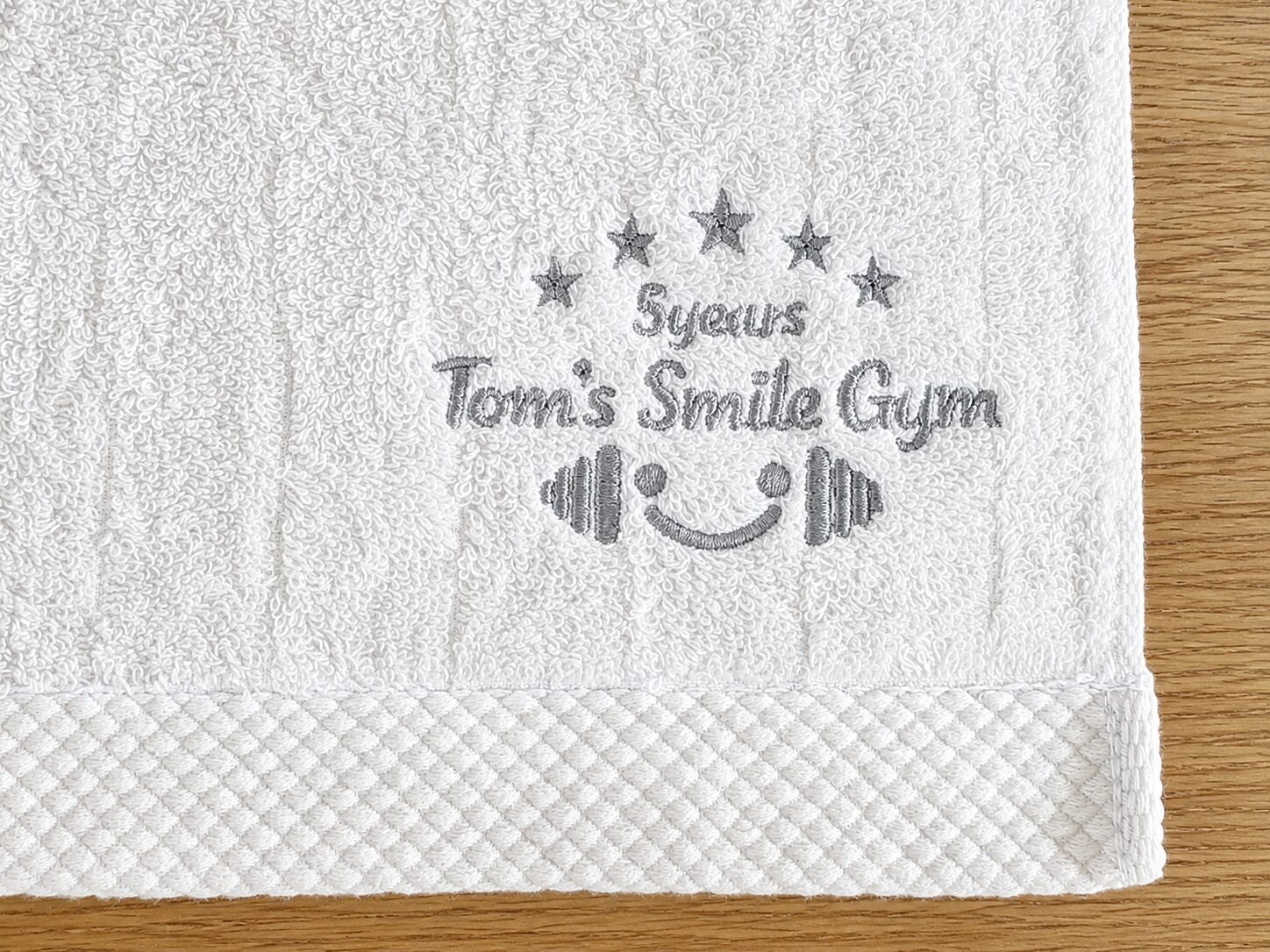 Tom's Smile Gym様｜5周年記念ハンドタオル刺繍｜スポーツジム向け記念品制作