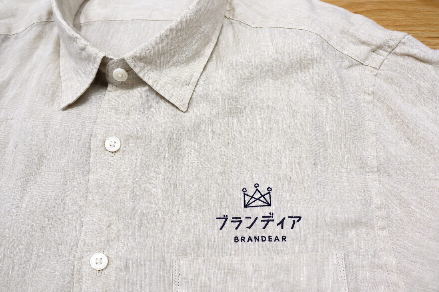 麻シャツへのブランドロゴ刺繍｜オリジナル刺繍の短納期・スピード対応も可能