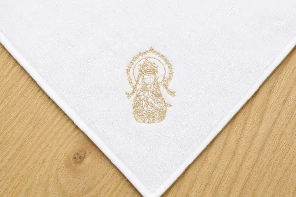 金糸で仕上げた超緻密な仏像刺繍｜細密デザインのタオル刺繍｜株式会社みなみ刺繍