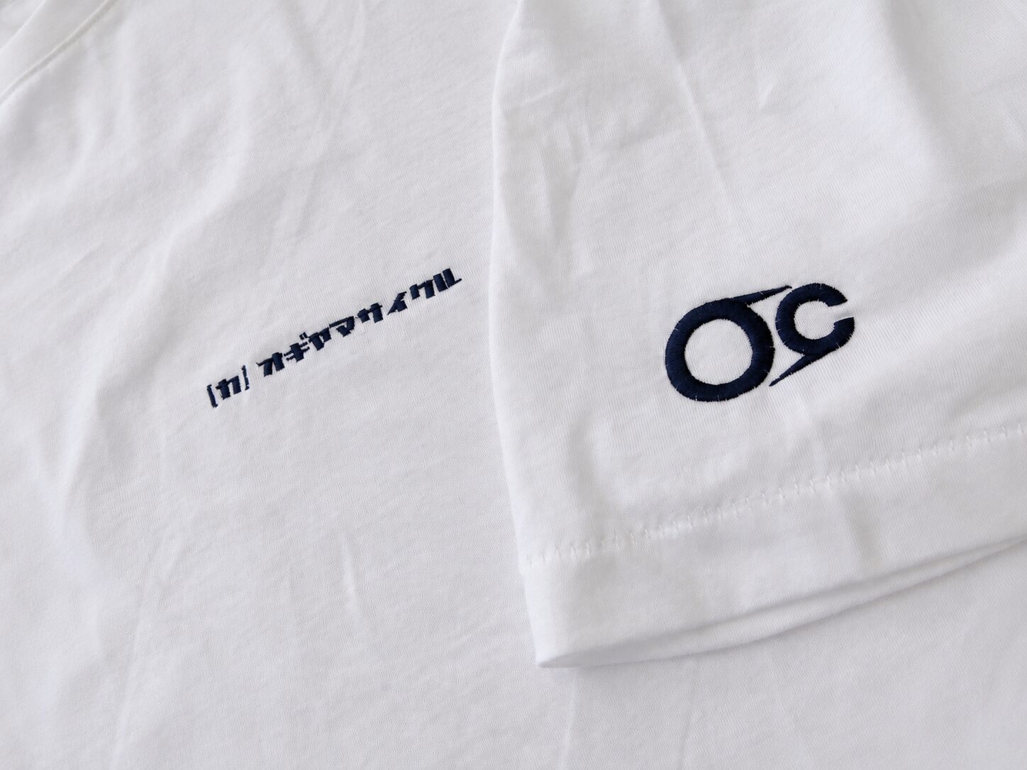 極小文字ロゴ刺繍｜Tシャツへの企業ロゴ・文字刺繍【株式会社みなみ刺繍】