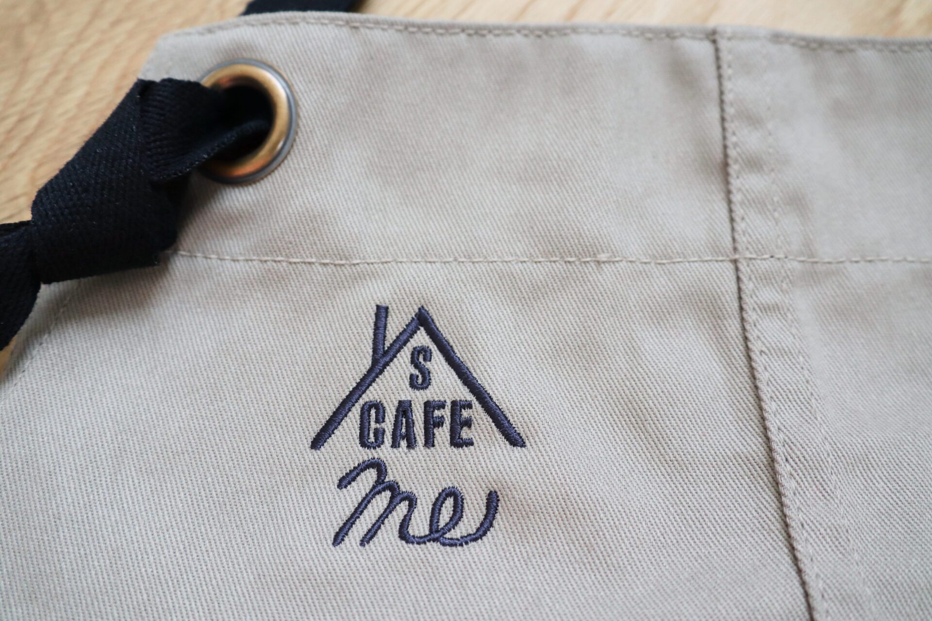 エプロンへの店舗ロゴ刺繍｜カフェ・飲食店ユニフォーム刺繍【株式会社みなみ刺繍】