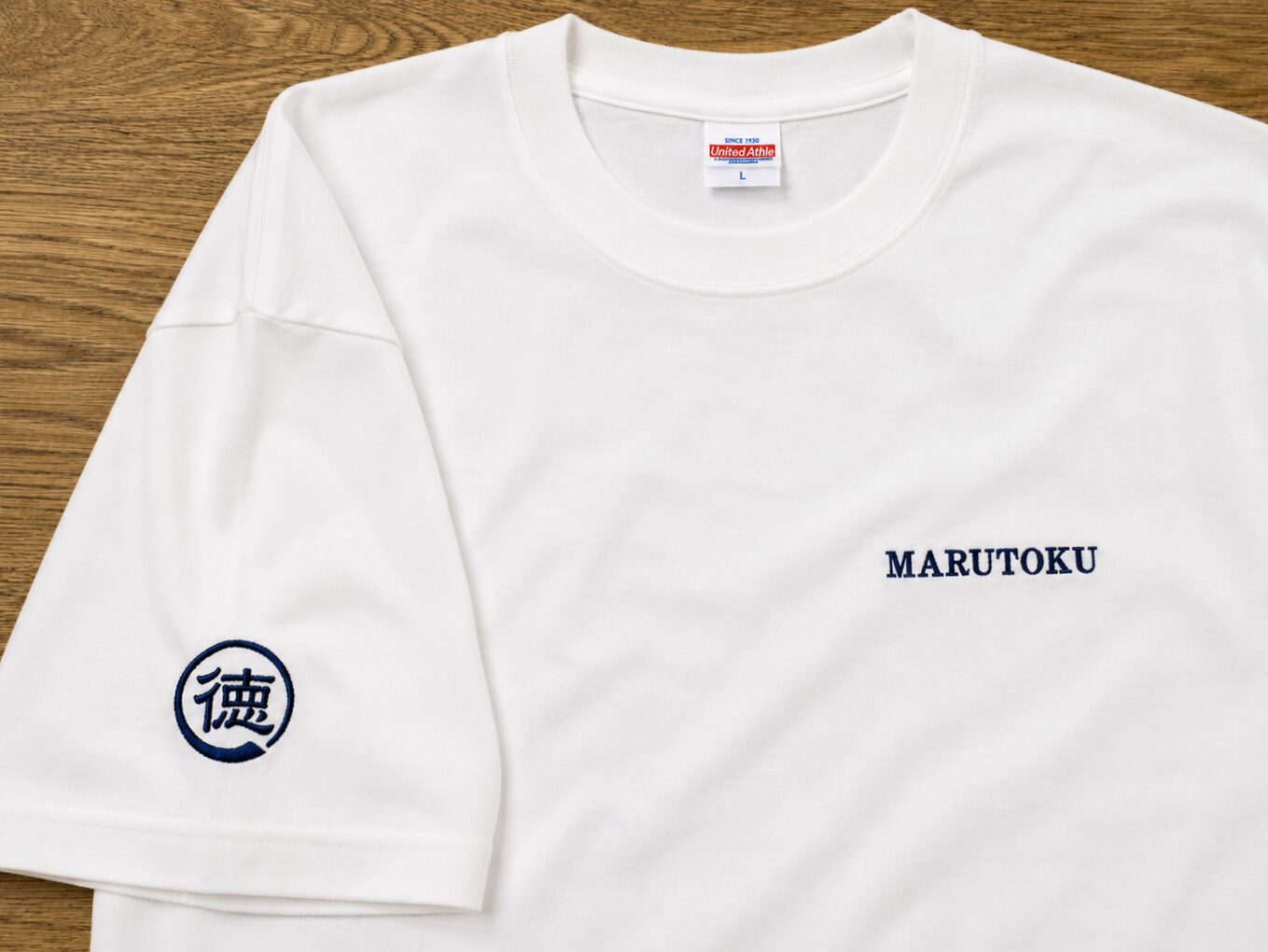 袖家紋調ロゴと胸店舗名を刺繍したオリジナルTシャツ｜大田区下丸子 丸徳商店様