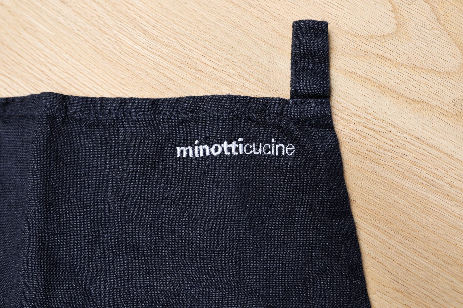 麻素材エプロンへのお店のロゴ刺繍｜細線を表現したオリジナル刺繍制作事例