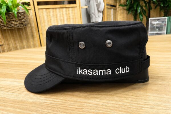 烏賊釣り愛好家クラブ「ikasama club」の仲間で制作した趣味仲間オリジナルワークキャップ刺繍