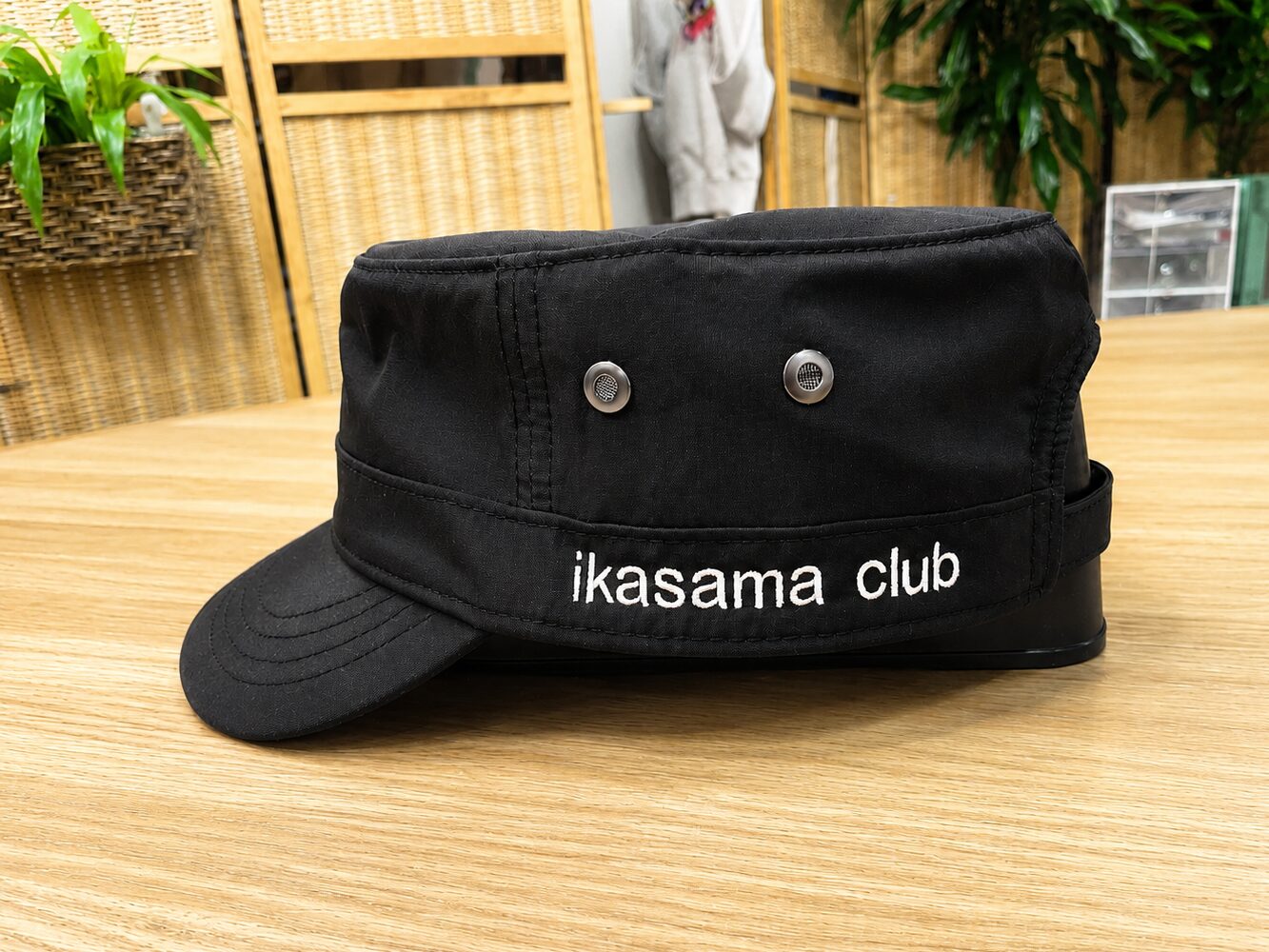 烏賊釣り愛好家クラブのオリジナルワークキャップ｜黒帽子へのロゴ刺繍制作事例