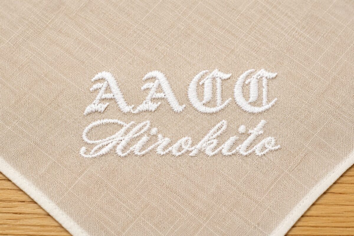 白ハンカチへのイニシャルと名入れ刺繍 ホワイト糸によるオリジナル刺繍制作事例
