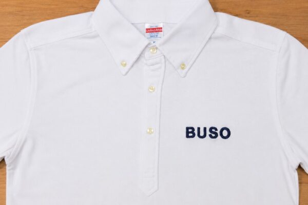 白いポロシャツの胸に「BUSO」の文字を紺糸で刺繍したネーム刺繍の制作実績