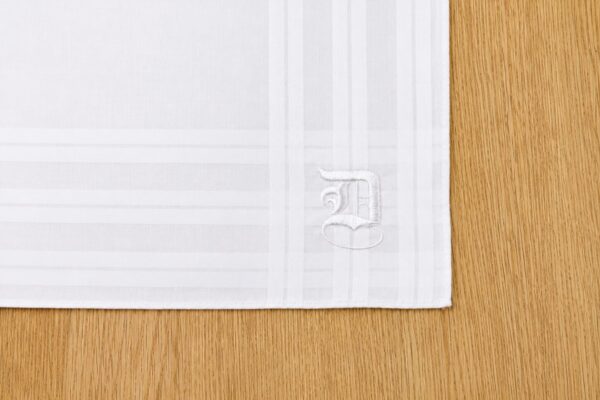 獨協中学・高等学校 二十歳を祝う会記念品 ハンカチーフへのイニシャル刺繍制作事例