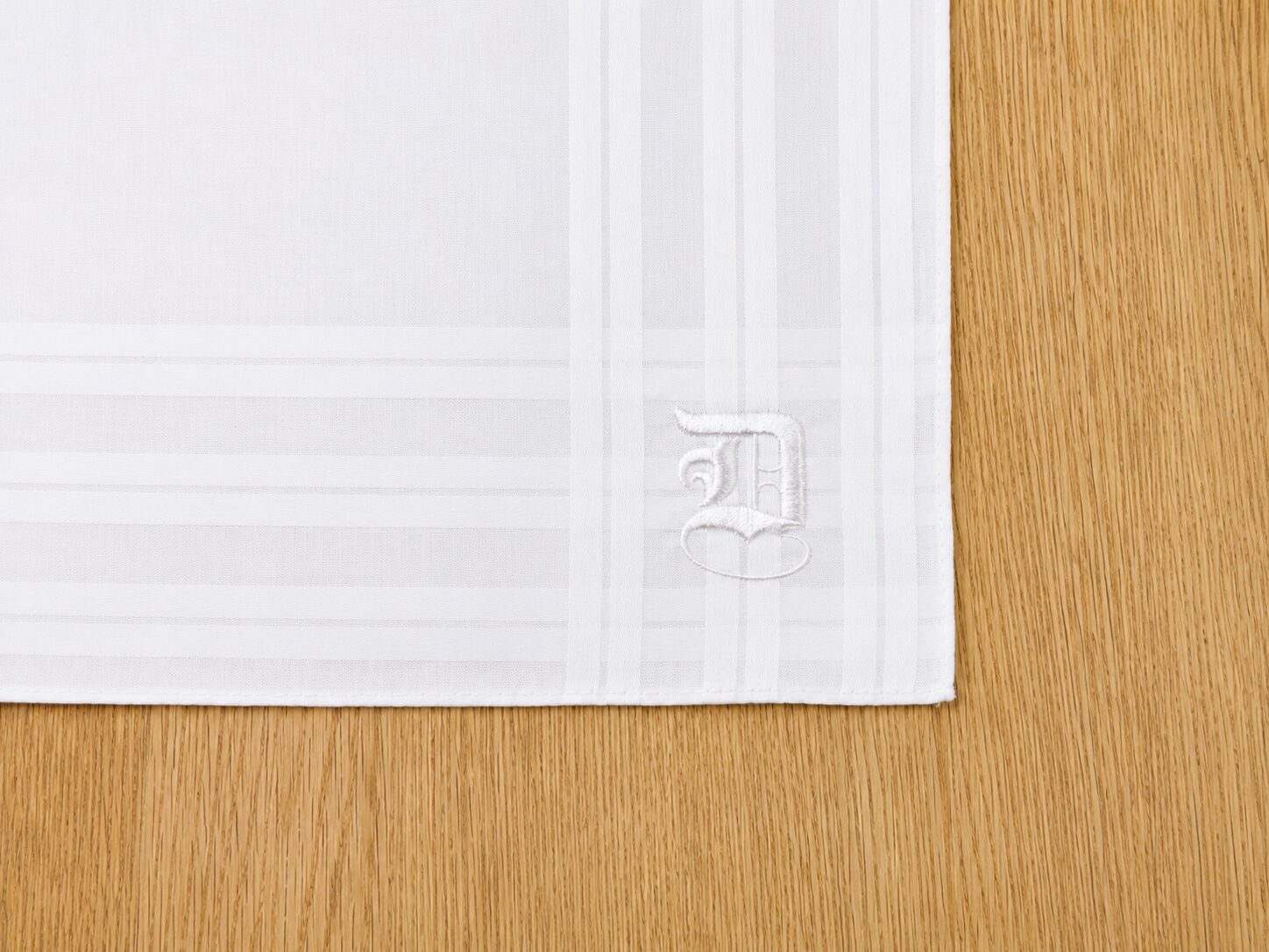 獨協中学・高等学校 二十歳を祝う会記念品｜イニシャル刺繍入りハンカチ制作実績
