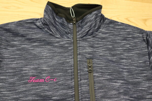濃紺のジャケットの左胸に、桃色の糸で「Team C-c」と筆記体のネーム刺繍を施した制作例