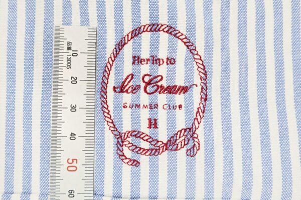 持ち込みシャツの胸に施したオリジナルロゴ刺繍。「SUMMER CLUB」を文字高約1.5mmで再現した高精細なミシン刺繍。