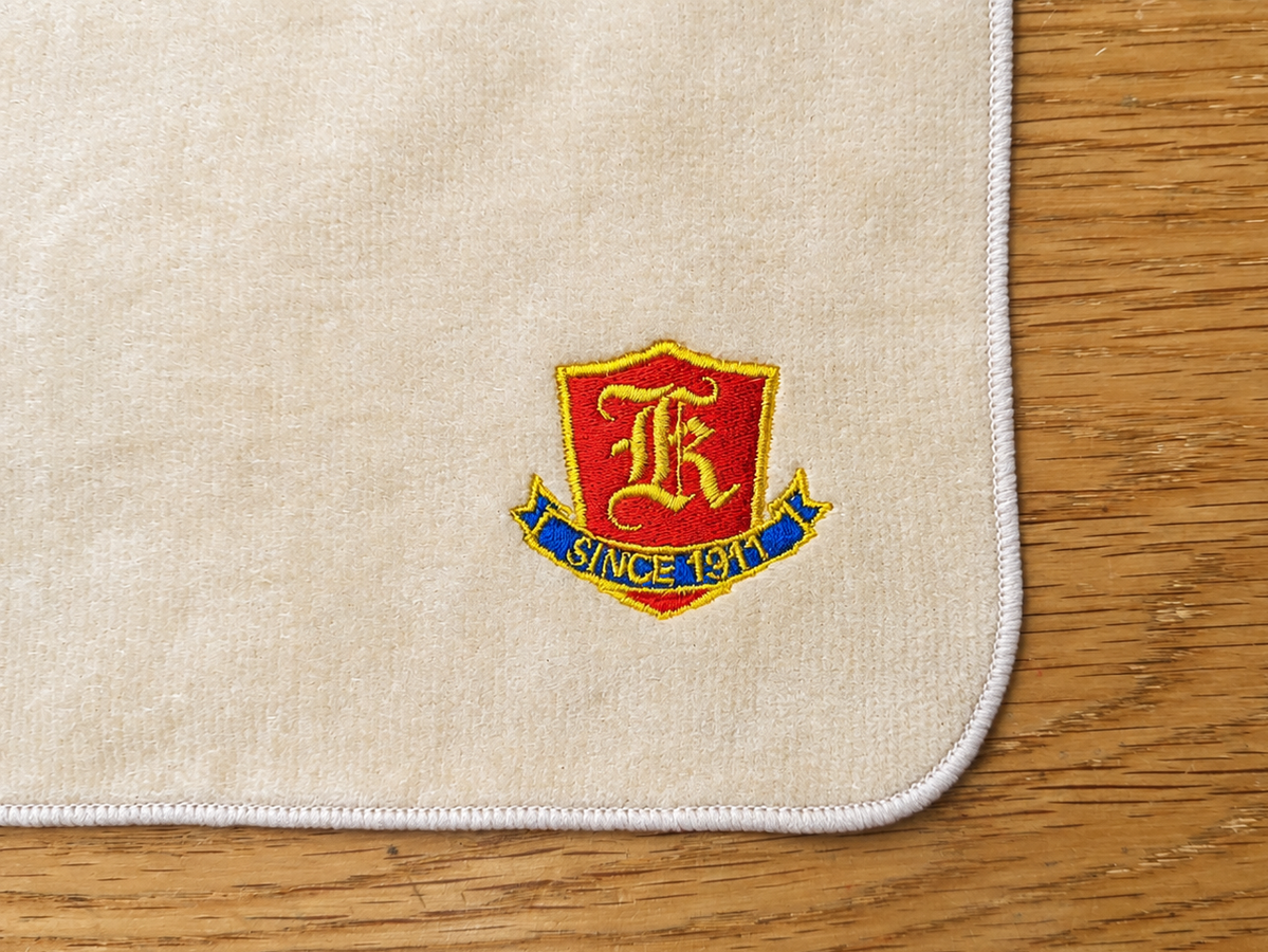 川崎市立川崎高校PTA様のご依頼でエンブレムを多色刺繍した記念品ハンドタオルの制作事例